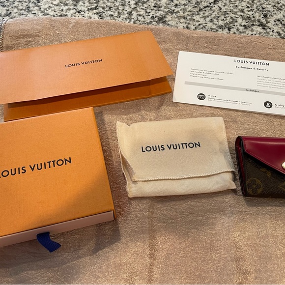 Louis Vuitton Zoe Wallet. - Picture 7 of 8